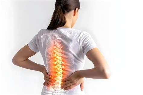 Mujer Experimentando Dolor Y Incomodidad En La Columna Lumbar Sobre Un