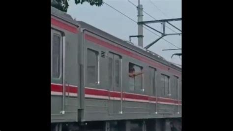 Viral Video Bocah Buka Kaca Jendela KRL Lalu Lambaikan Tangan KAI