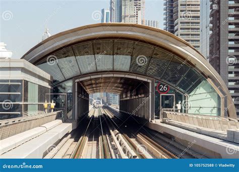 Estrada De Ferro De Dubai Do Trem Do Metro Foto De Stock Editorial