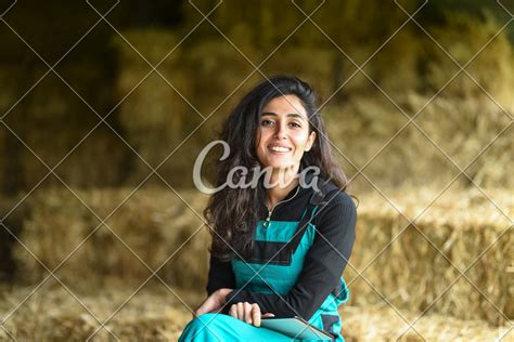 Young female farmer portrait - Photos by Canva