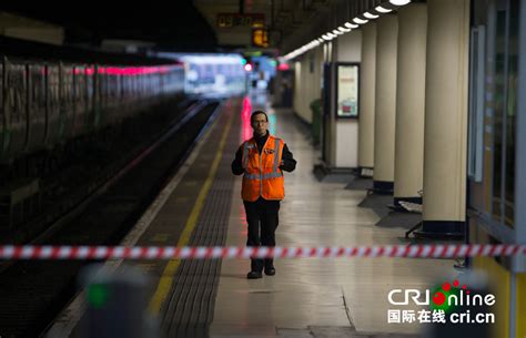 英国铁路工人持续罢工 旅客滞留组图 国际在线