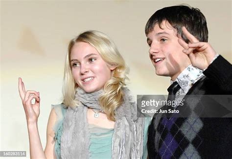 94 Josh Hutcherson And Annasophia Robb Photos & High Res Pictures - Getty Images