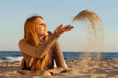 Femme Se Trouvant Sur La Plage Image Stock Image Du Navigation