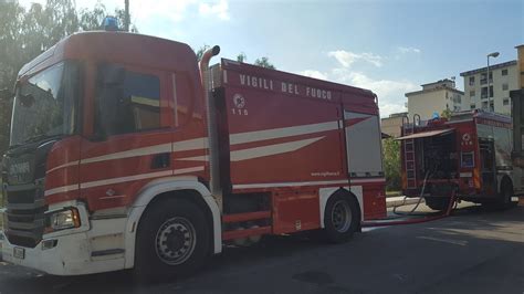 Grosso Incendio Arrivo Abp Scania Intervento Vigili Del Fuoco Con