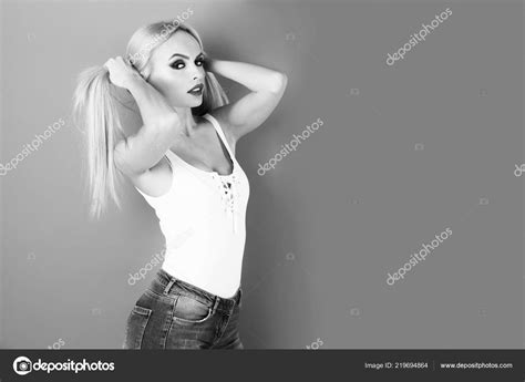 Sinnliche Frau Mit Blonden Haaren Modischem Make Up Und Roten Lippen Stockfotografie