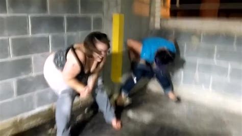 fat girls pee ass out in corner of parking garage ThisVid em inglês