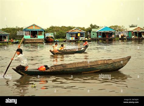 Enfants Voyageant En Bateau Dans Un Fond De Bateaux D Un Village