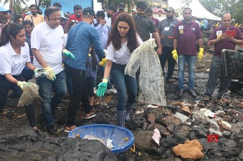 Mumbai: Esha Gupta seen cleaning beach #Gallery - Social News XYZ