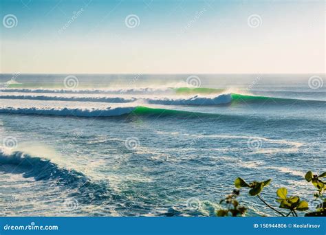 Ondas De Oc Ano Grandes Perfeccione Las Ondas Para Practicar Surf Foto