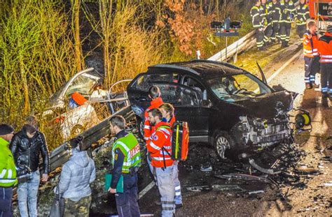 Ein Schwerer Unfall Im Kreis Karlsruhe Hat Einen Toten Und Vier Teils