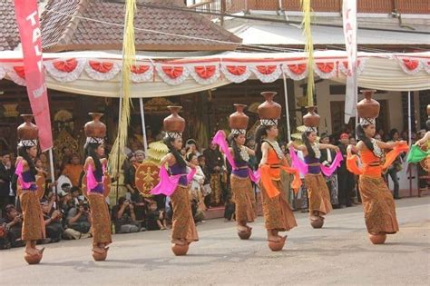 10 Tarian Adat Jawa Barat Yang Populer Hingga Saat Ini