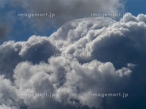 夏の空に湧き上がる積乱雲の写真素材 224885728 イメージマート