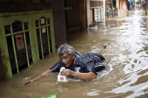 Al Menos Muertos Y Evacuados Por Las Inundaciones En