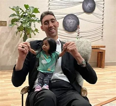 Worlds Tallest Man Meets Shortest Woman Photos