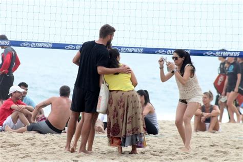 EGO Fernanda Lima e Rodrigo Hilbert levam os filhos à praia no Rio