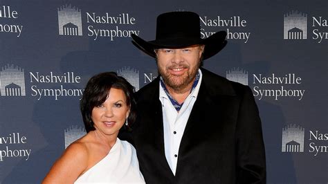 Toby Keith And Wife Tricia Lucus Relationship Timeline Us Weekly