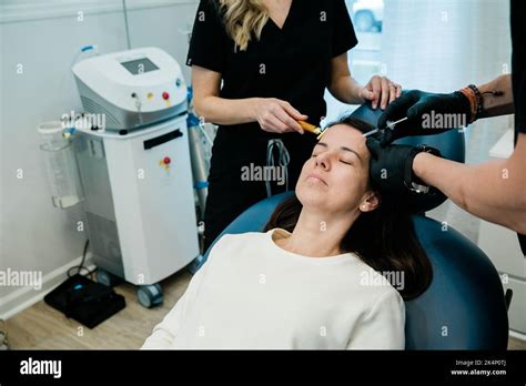 Una Mujer Que Tiene Toxina Botul Nica O Rellenos Aplicados En Las