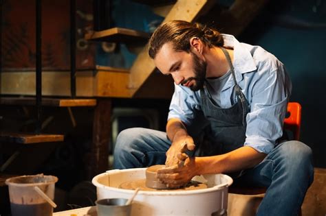 Alfarero artesano profesional haciendo jarra de arcilla en círculo de