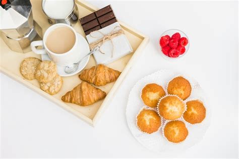 Délicieux petit déjeuner sur fond blanc Photo Gratuite