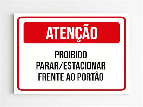 Placa de aviso proibido parar estacionar frente ao protão A4 Mago das