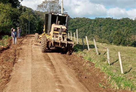 Secretaria De Obras Realiza A Recupera O De Estradas Ap S Ciclone