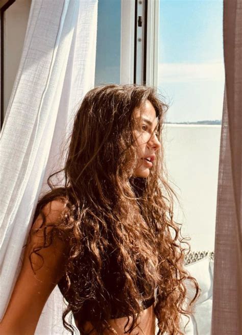 Demet Özdemir bikinili cesur pozlarıyla dikkat çekmeye devam ediyor