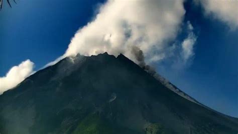 Gunung Merapi Muntahkan Awan Panas Guguran Sejauh 1 Km Pagi Ini