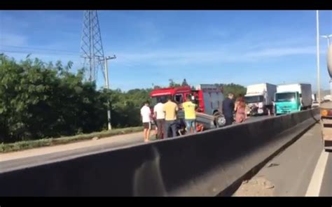 Carro Bate Em Mureta Capota E é Atingido Por Um Caminhão Na Br 101 No Es Espírito Santo G1