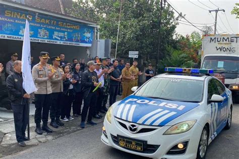 Polisi Bersenpi Kawal Pendistribusian Logistik Pilkada BALIPOST