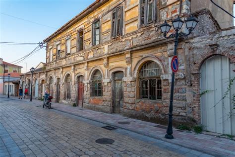 Calle Estrecha Del Casco Antiguo De Shkoder Durante La Puesta De Sol En