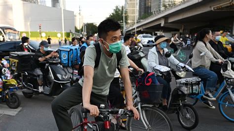 专家建议“二阳”患者居家隔离 引发关注 中国第二波疫情高峰 二阳患者 校园内大面积传染 新唐人电视台