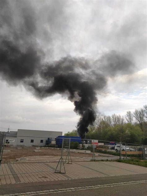 Riesige Rauchwolke über Enzberg Container im Industriegebiet gerät in