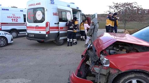 Kırıkkale de hafif ticari araç ile otomobil çarpıştı Son Dakika