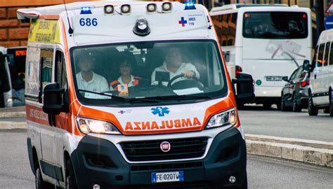 Tragico Incidente A Bari Moto Travolge Famiglia Che Attraversa La