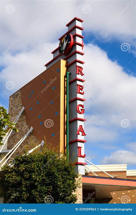 Regal Movie Theater Sign at Issaquah Highlands in the Seattle Metro ...