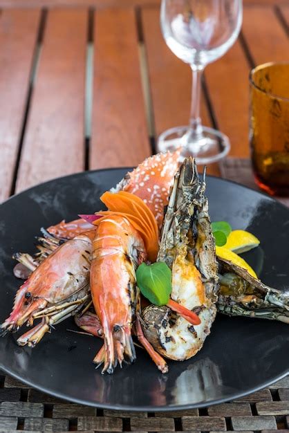 Premium Photo Delicious Grilled Seafood Platter