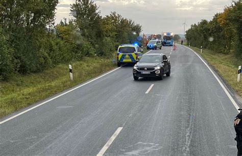 Update Lkw prallt in Mähfahrzeug Zwei Verletzte Hoher Schaden