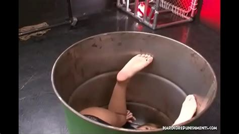 Chica sumisa japonesa con lencería dominada con varios juguetes sexuales XVIDEOS