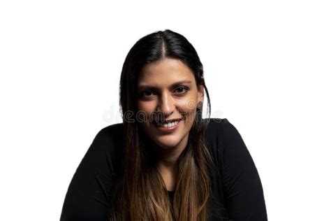 Mujer Latina Sonriente Mirando La Cámara Aislada De Fondo Blanco Foto