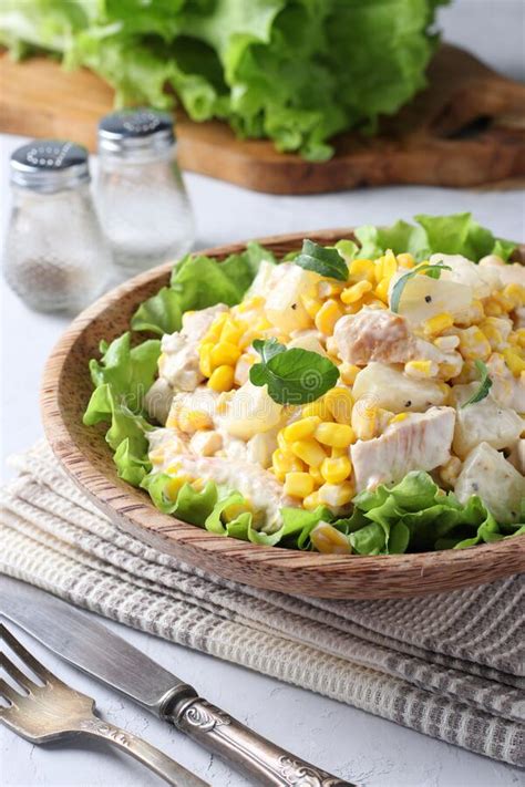 Ensalada Con Pollo Al Horno De Pi A Y Ma Z En Un Plato De Coco Cerrar