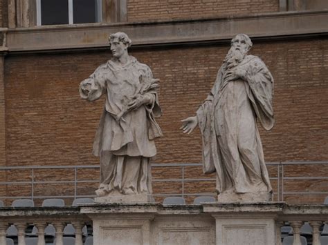 Basílica de san pedro roma detalle de la estatua en el techo de las