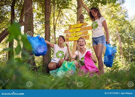 Eco Voluntaria Chica Salvando Al Planeta Tierra Recolectando Basura