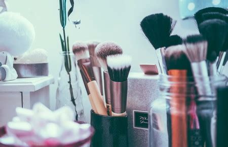 Cómo limpiar las brochas de maquillaje consejos básicos a tener en cuenta