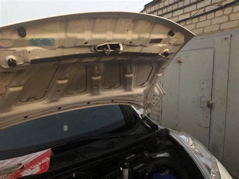 Резиновые упоры капота — Nissan Juke (1G), 1,6 л, 2011 года | тюнинг ...