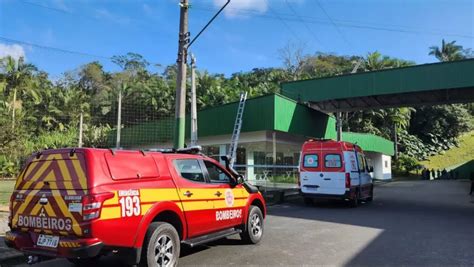 Trabalhador sofre descarga elétrica e cai de telhado em Blumenau