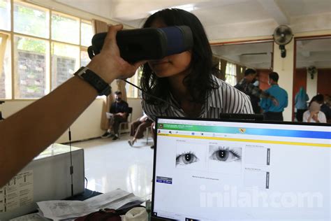 Foto Jemput Bola Perekaman E Ktp Bagi Pelajar Sma Di Bogor