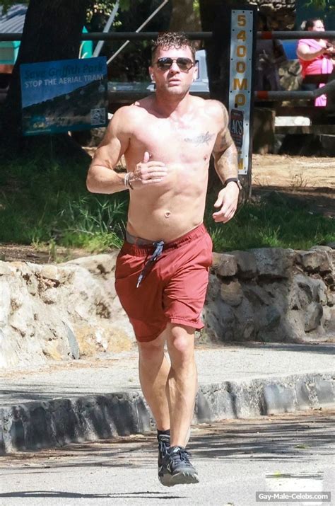 Ryan Phillippe Shows Off His Muscle Bare Body The Men Men