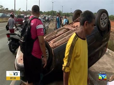 Carro capota na Via Expressa e motorista sai ilesa em São Luís