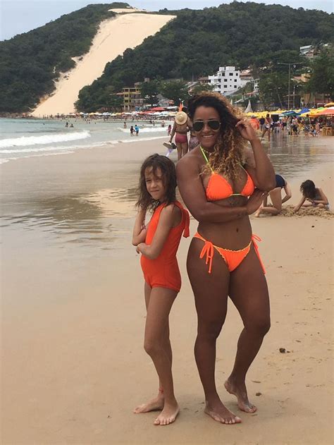 5 Hot Sexy Maria Oliveira Bikini Pics