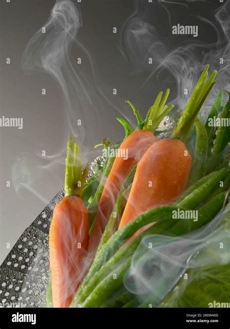 Steam cooking vegetables Stock Photo - Alamy